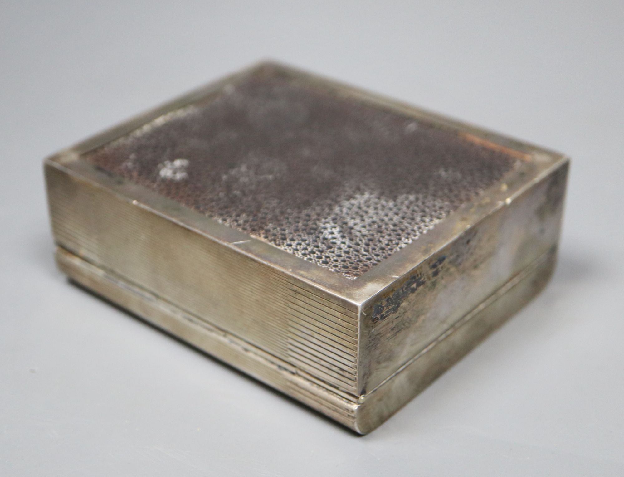 A small Edwardian silver cigarette box, 87mm and a small silver ashtray.